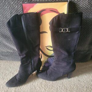 Predictions, size 9.5, black